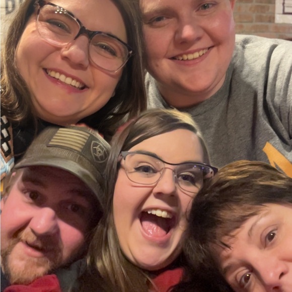 Meet your Posher, Taylor - Picture 2 of 6